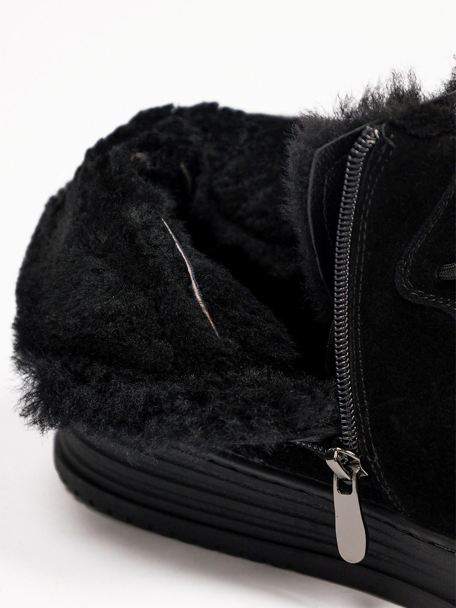 Ботинки комбинированные черного цвета на низкой платформе